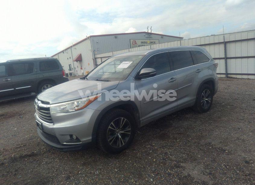 Photo 2 of 2016 Toyota Highlander XLE V6 (VIN 5TDKKRFH7GS142695)