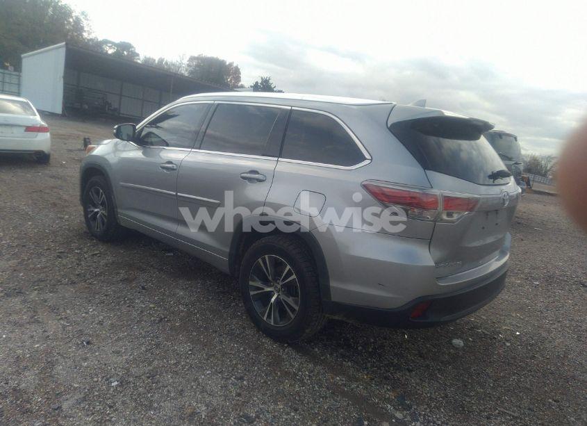 Photo 3 of 2016 Toyota Highlander XLE V6 (VIN 5TDKKRFH7GS142695)