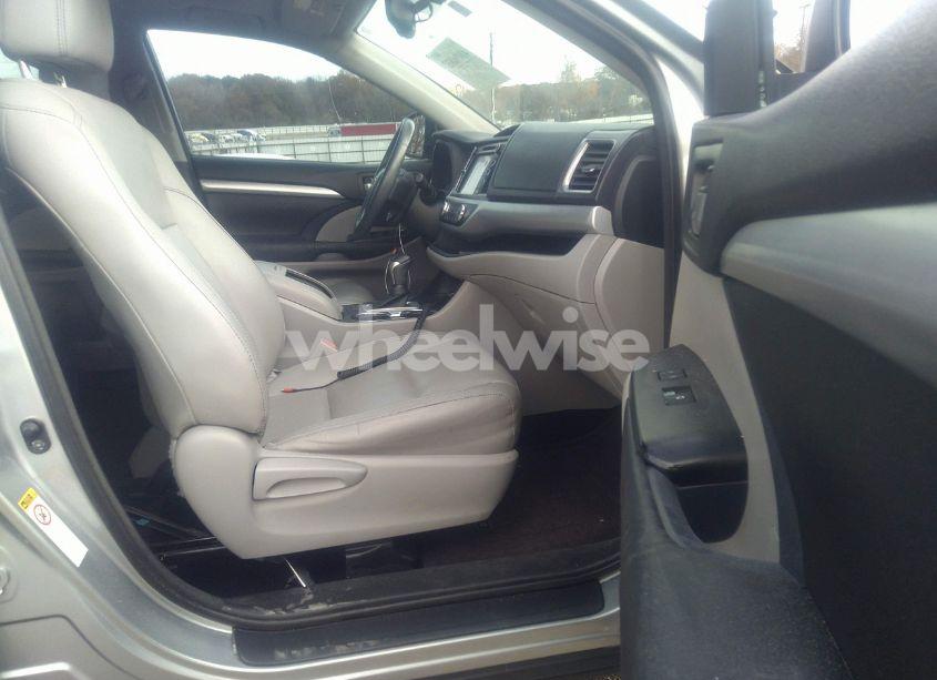 Photo 5 of 2016 Toyota Highlander XLE V6 (VIN 5TDKKRFH7GS142695)