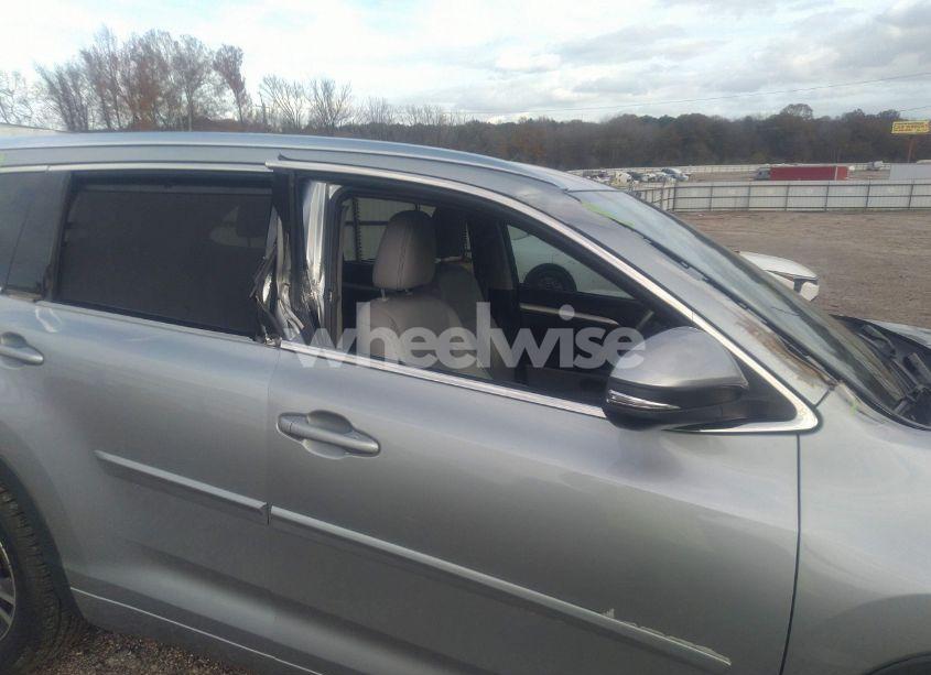 Photo 6 of 2016 Toyota Highlander XLE V6 (VIN 5TDKKRFH7GS142695)