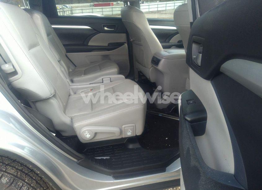 Photo 8 of 2016 Toyota Highlander XLE V6 (VIN 5TDKKRFH7GS142695)