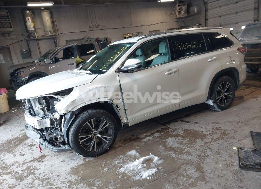 Photo 2 of 2016 Toyota Highlander XLE V6 (VIN 5TDKKRFH7GS165054)
