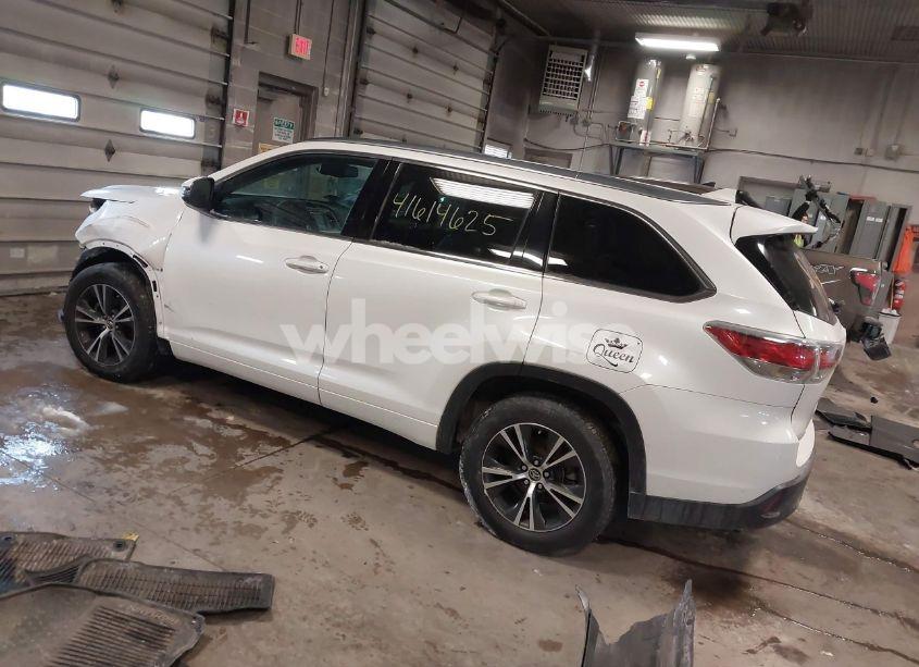 Photo 3 of 2016 Toyota Highlander XLE V6 (VIN 5TDKKRFH7GS165054)