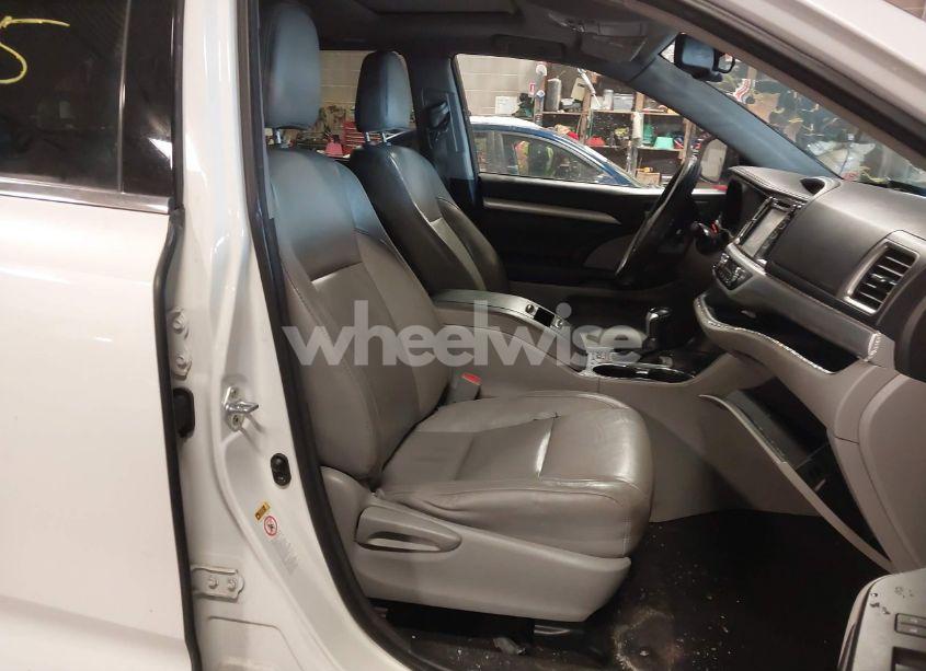 Photo 5 of 2016 Toyota Highlander XLE V6 (VIN 5TDKKRFH7GS165054)