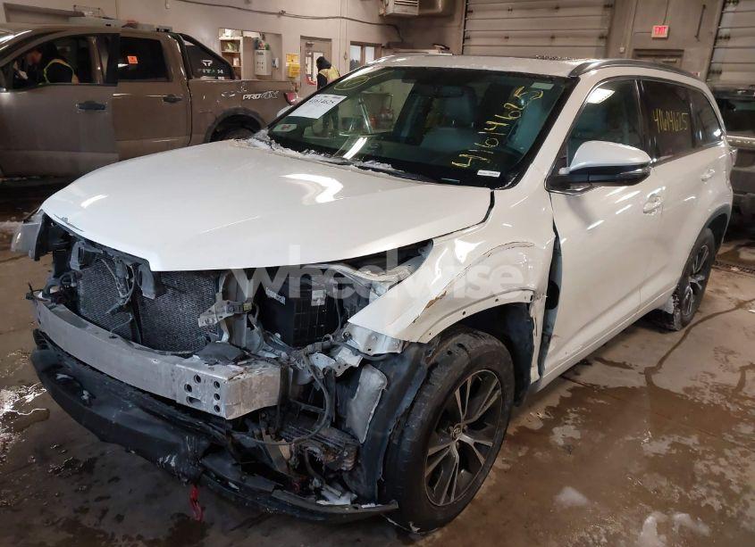Photo 6 of 2016 Toyota Highlander XLE V6 (VIN 5TDKKRFH7GS165054)