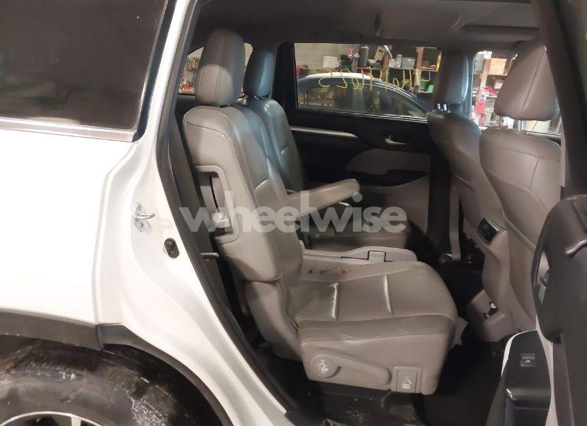 Photo 8 of 2016 Toyota Highlander XLE V6 (VIN 5TDKKRFH7GS165054)