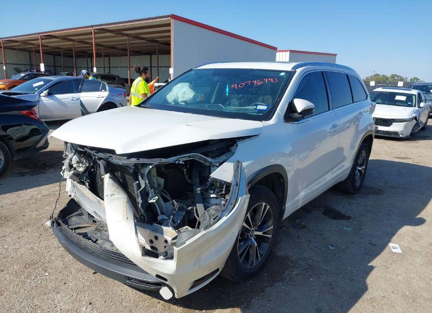 Photo 2 of 2016 Toyota Highlander XLE V6 (VIN 5TDKKRFH8GS153611)