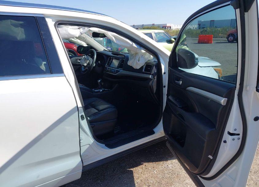 Photo 5 of 2016 Toyota Highlander XLE V6 (VIN 5TDKKRFH8GS153611)