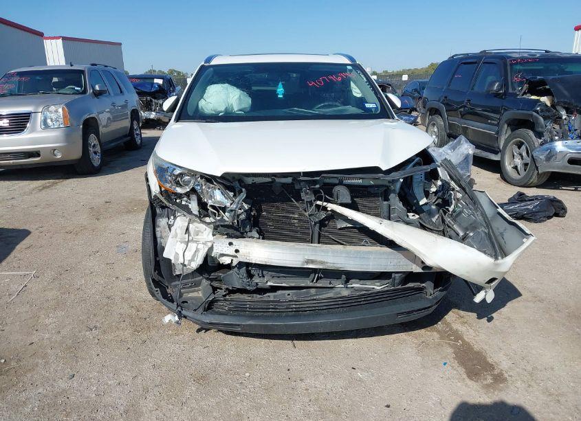 Photo 6 of 2016 Toyota Highlander XLE V6 (VIN 5TDKKRFH8GS153611)