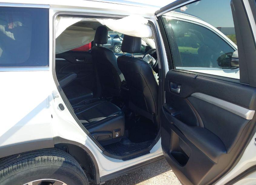 Photo 8 of 2016 Toyota Highlander XLE V6 (VIN 5TDKKRFH8GS153611)