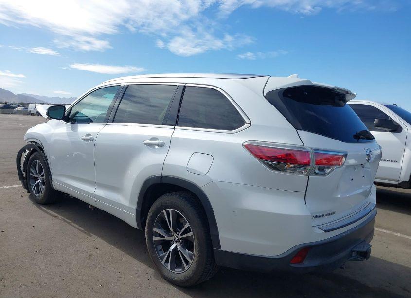 Photo 3 of 2016 Toyota Highlander XLE V6 (VIN 5TDKKRFH8GS154189)