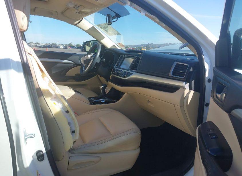 Photo 5 of 2016 Toyota Highlander XLE V6 (VIN 5TDKKRFH8GS154189)
