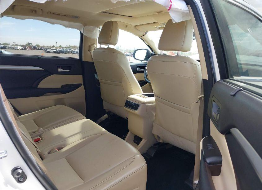 Photo 8 of 2016 Toyota Highlander XLE V6 (VIN 5TDKKRFH8GS154189)