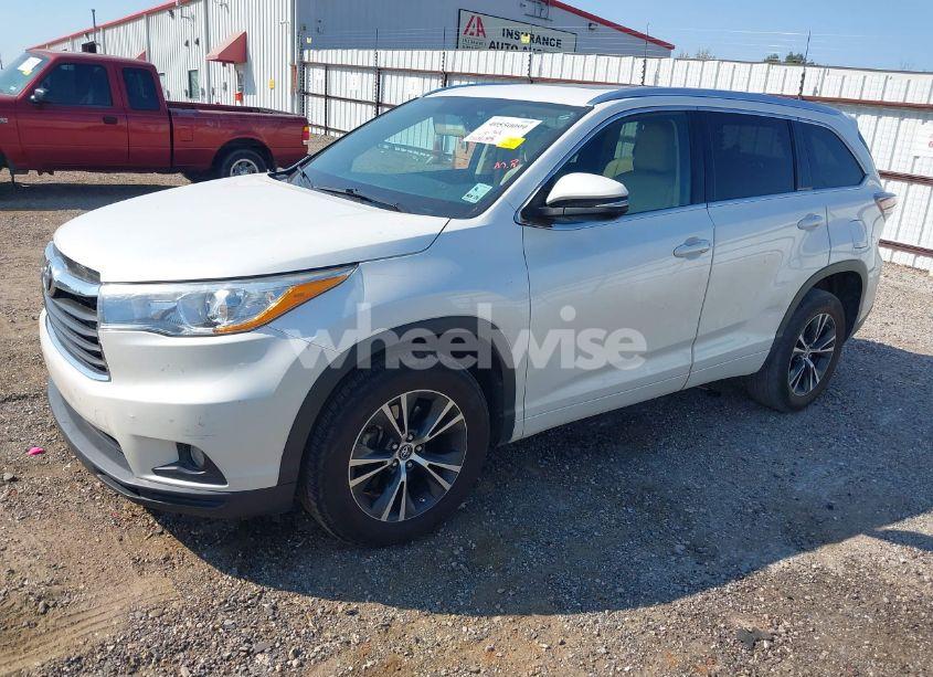 Photo 2 of 2016 Toyota Highlander XLE V6 (VIN 5TDKKRFH8GS174054)