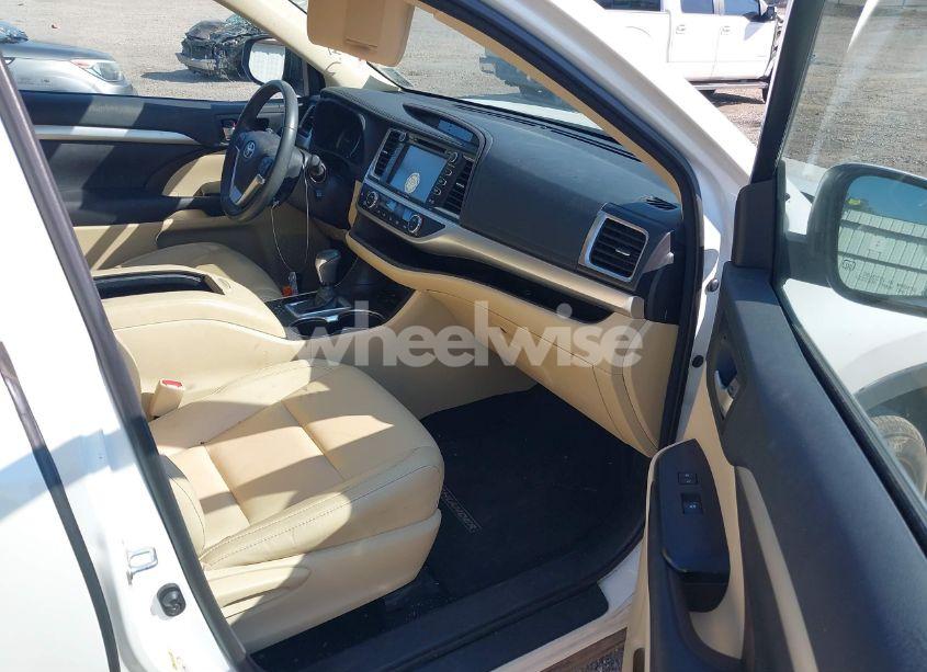 Photo 5 of 2016 Toyota Highlander XLE V6 (VIN 5TDKKRFH8GS174054)