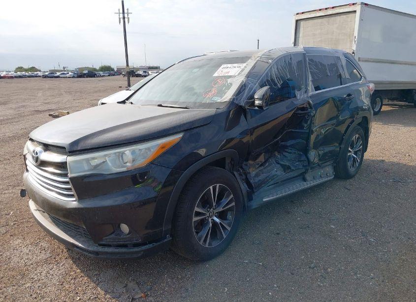 Photo 2 of 2016 Toyota Highlander XLE V6 (VIN 5TDKKRFH8GS186897)