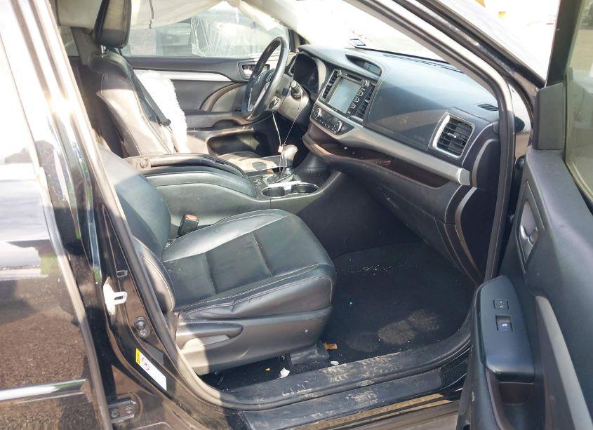 Photo 5 of 2016 Toyota Highlander XLE V6 (VIN 5TDKKRFH8GS186897)