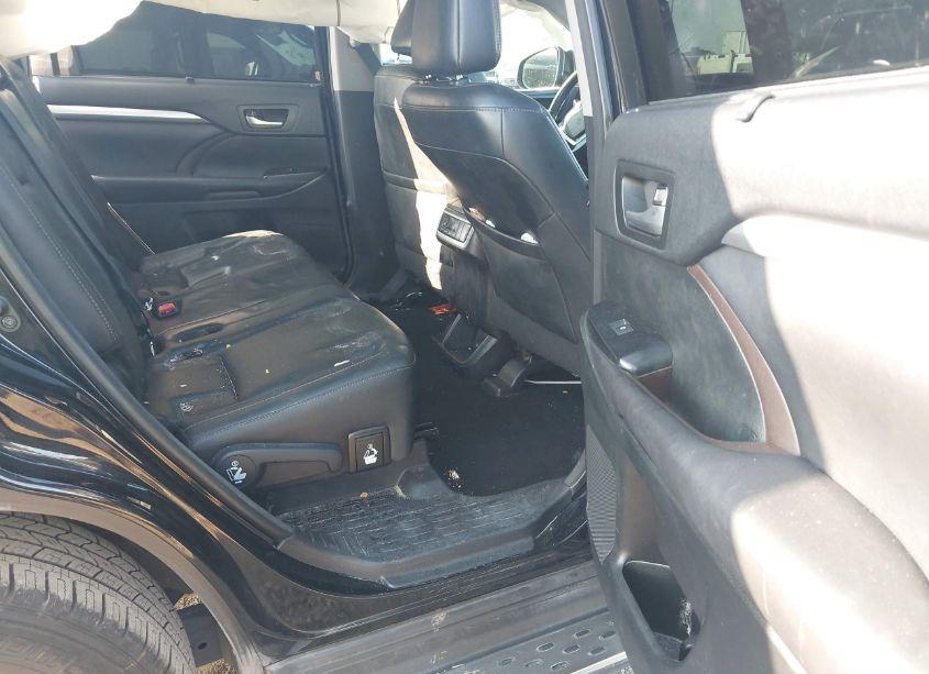 Photo 8 of 2016 Toyota Highlander XLE V6 (VIN 5TDKKRFH8GS186897)