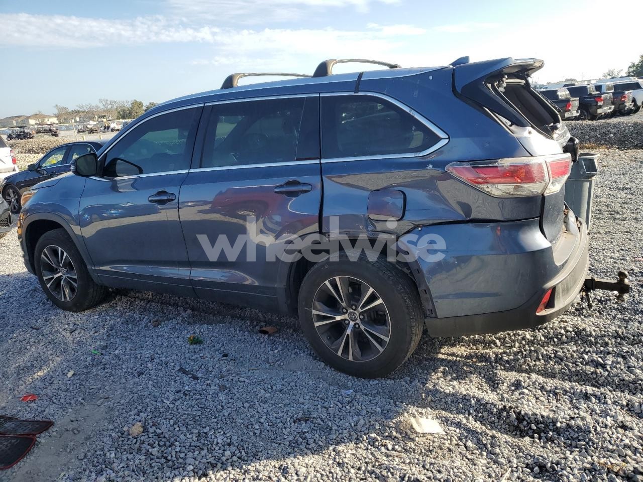 Photo 2 of 2016 TOYOTA HIGHLANDER XLE (VIN 5TDKKRFH8GS503822)