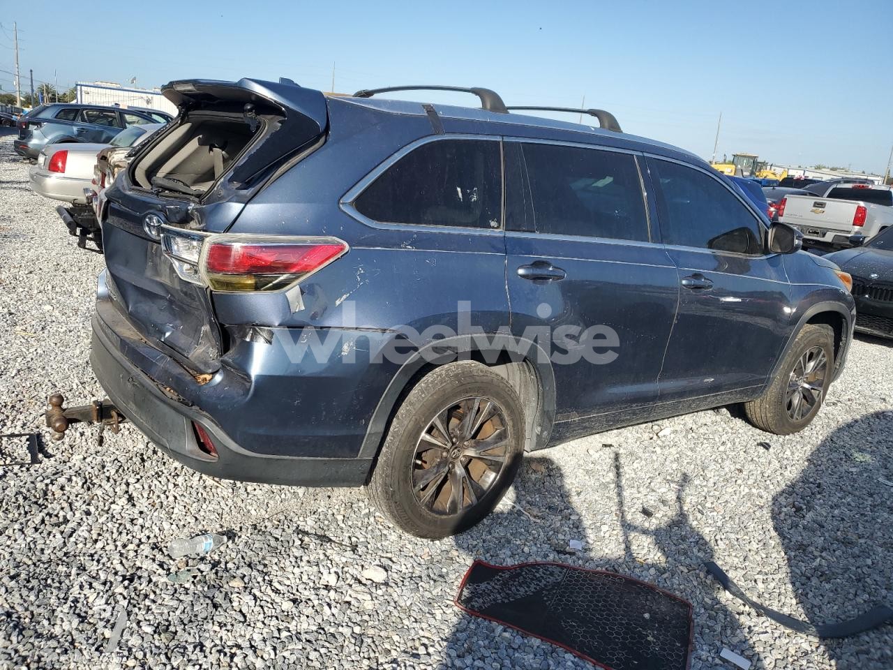 Photo 3 of 2016 TOYOTA HIGHLANDER XLE (VIN 5TDKKRFH8GS503822)