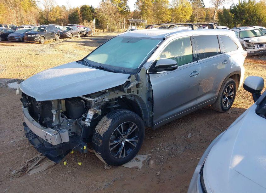 Photo 2 of 2016 Toyota Highlander XLE V6 (VIN 5TDKKRFH9GS138776)