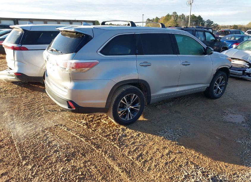 Photo 4 of 2016 Toyota Highlander XLE V6 (VIN 5TDKKRFH9GS138776)