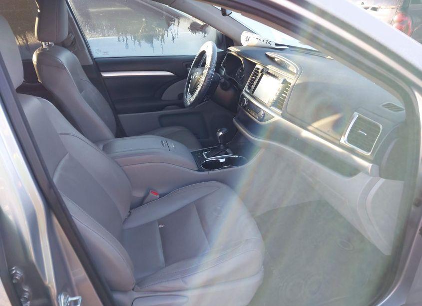Photo 5 of 2016 Toyota Highlander XLE V6 (VIN 5TDKKRFH9GS138776)