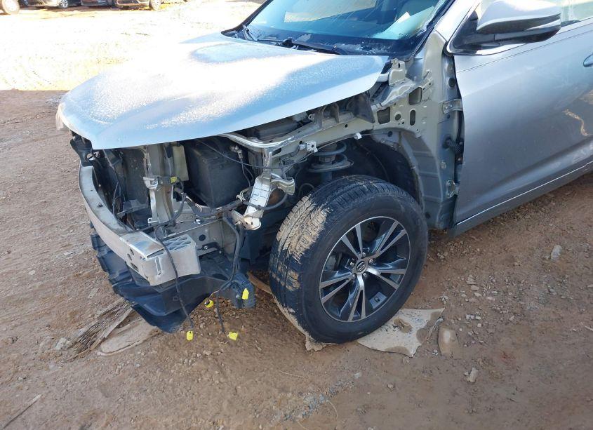 Photo 6 of 2016 Toyota Highlander XLE V6 (VIN 5TDKKRFH9GS138776)