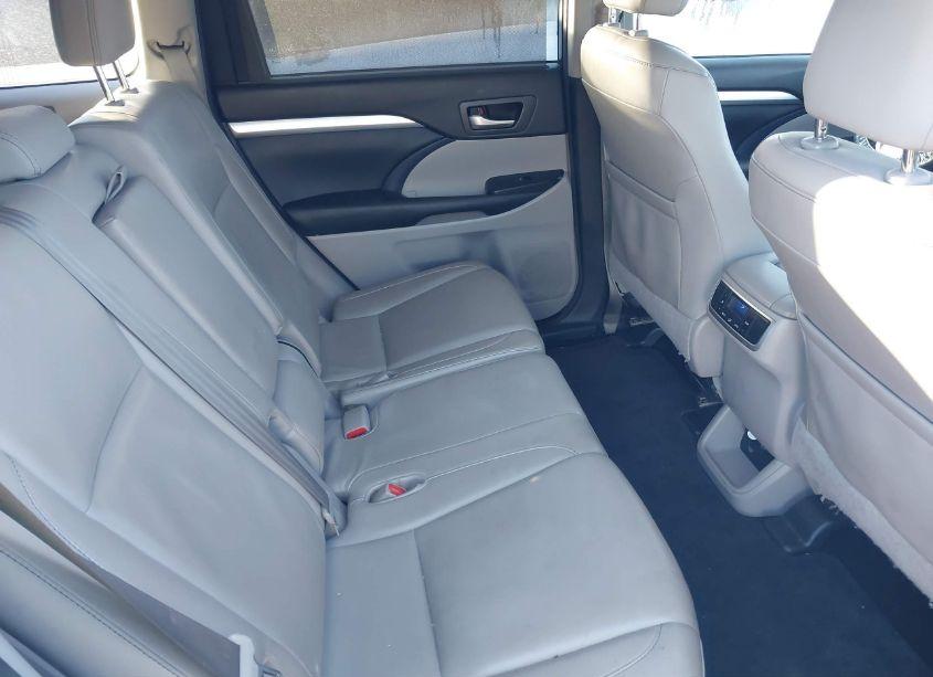Photo 8 of 2016 Toyota Highlander XLE V6 (VIN 5TDKKRFH9GS138776)