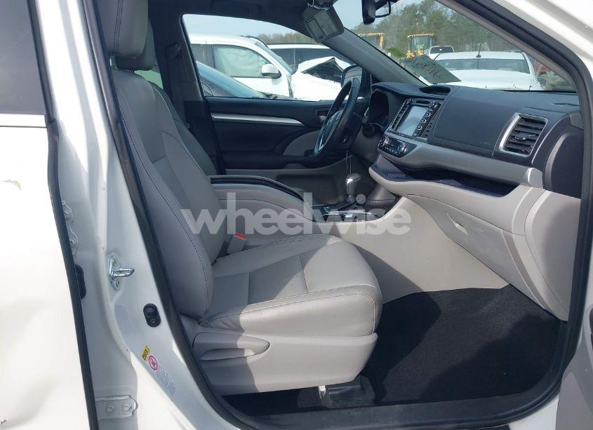 Photo 5 of 2016 Toyota Highlander XLE V6 (VIN 5TDKKRFH9GS165346)