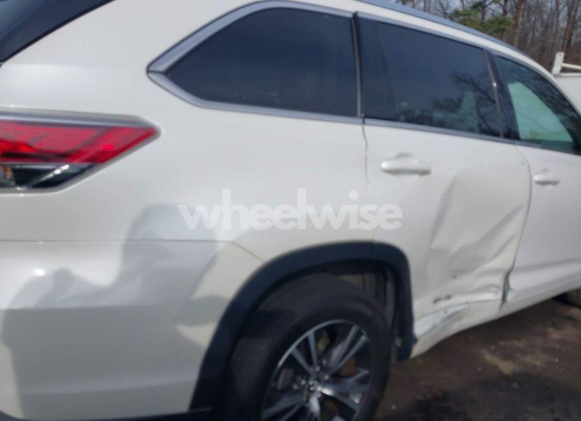 Photo 6 of 2016 Toyota Highlander XLE V6 (VIN 5TDKKRFH9GS165346)