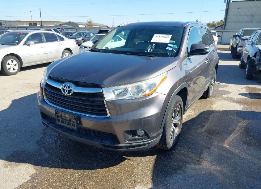 Photo 2 of 2016 Toyota Highlander XLE V6 (VIN 5TDKKRFH9GS500394)