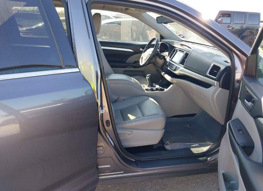 Photo 5 of 2016 Toyota Highlander XLE V6 (VIN 5TDKKRFH9GS500394)