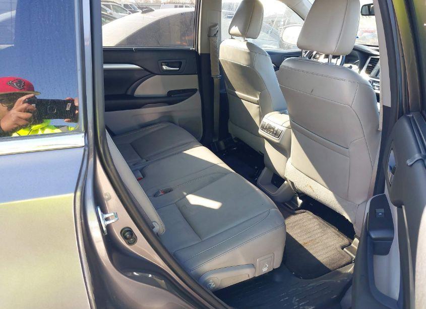 Photo 8 of 2016 Toyota Highlander XLE V6 (VIN 5TDKKRFH9GS500394)