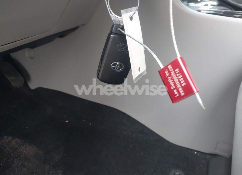 Photo 11 of 2015 Toyota Highlander XLE V6 (VIN 5TDKKRFHXFS090431)