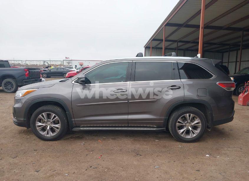 Photo 14 of 2015 Toyota Highlander XLE V6 (VIN 5TDKKRFHXFS090431)