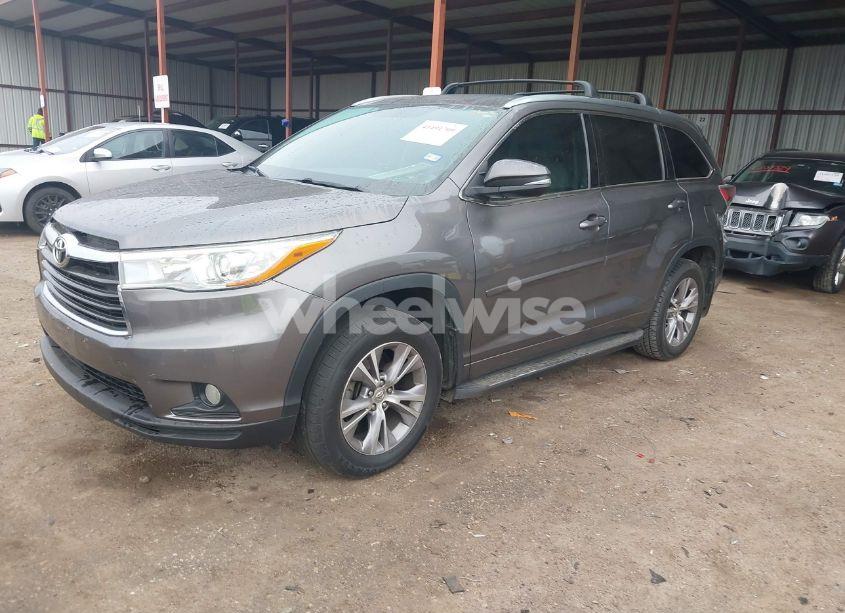 Photo 2 of 2015 Toyota Highlander XLE V6 (VIN 5TDKKRFHXFS090431)