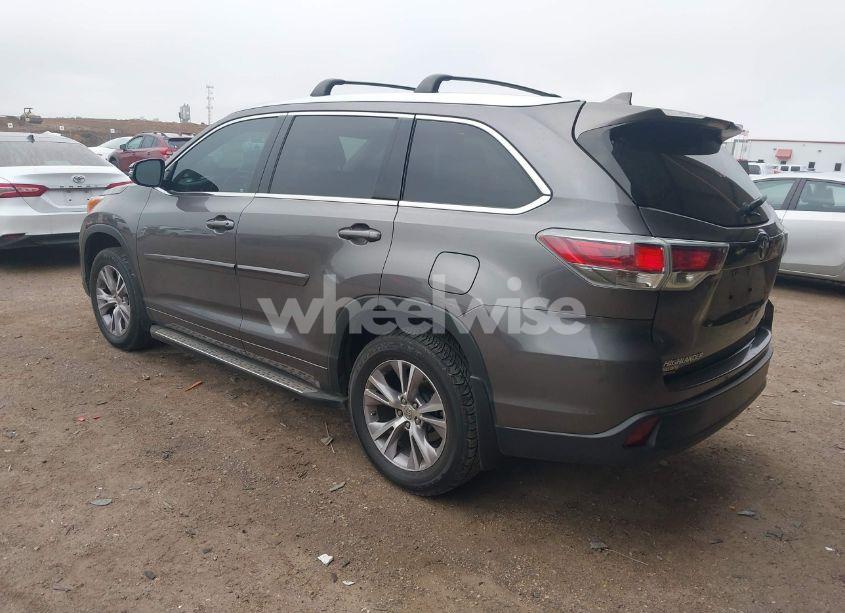 Photo 3 of 2015 Toyota Highlander XLE V6 (VIN 5TDKKRFHXFS090431)