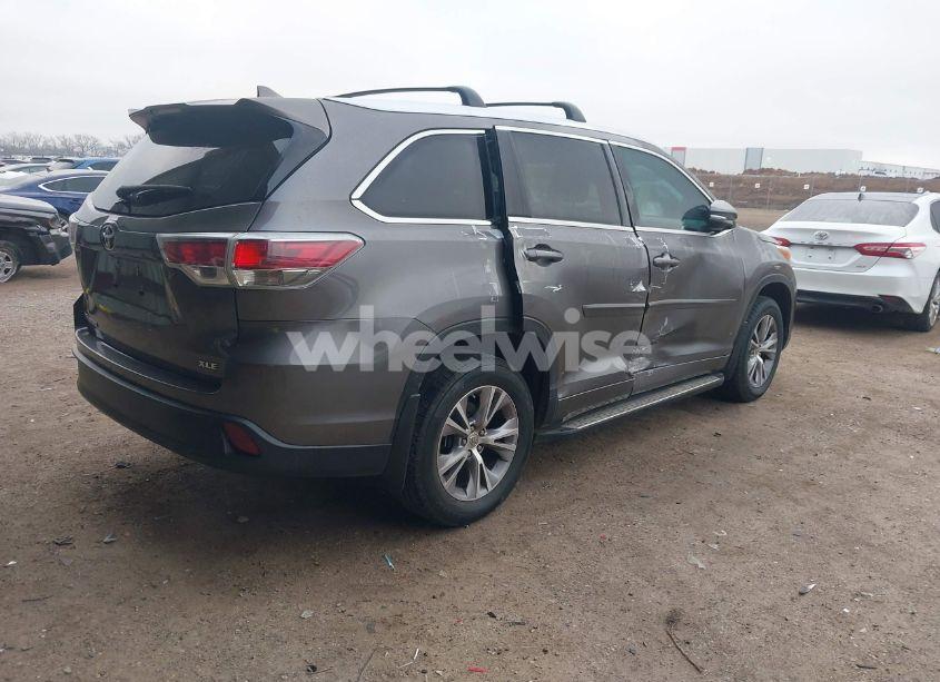 Photo 4 of 2015 Toyota Highlander XLE V6 (VIN 5TDKKRFHXFS090431)