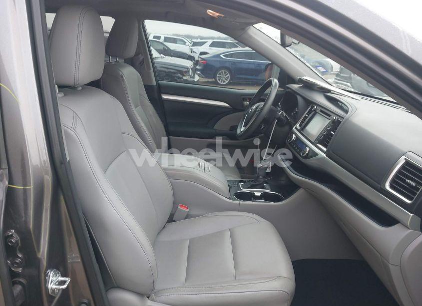 Photo 5 of 2015 Toyota Highlander XLE V6 (VIN 5TDKKRFHXFS090431)