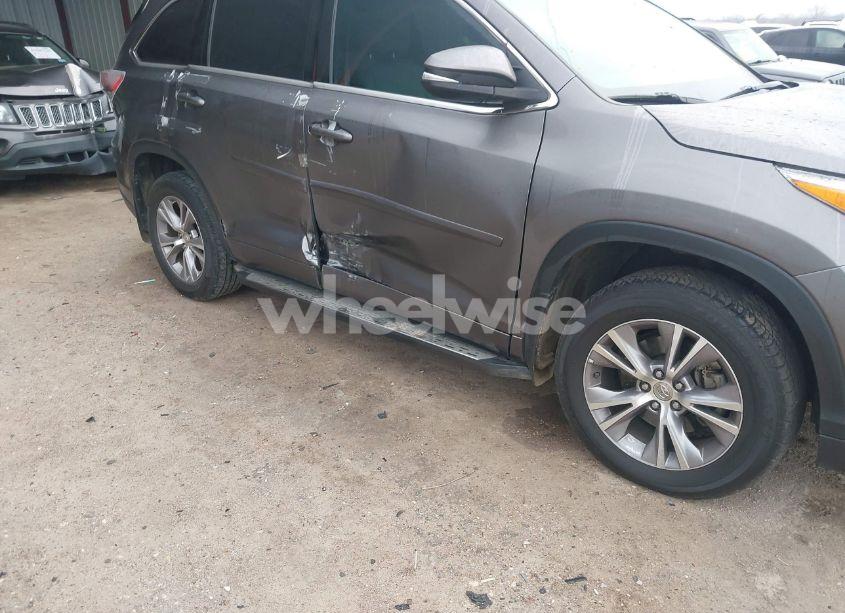 Photo 6 of 2015 Toyota Highlander XLE V6 (VIN 5TDKKRFHXFS090431)