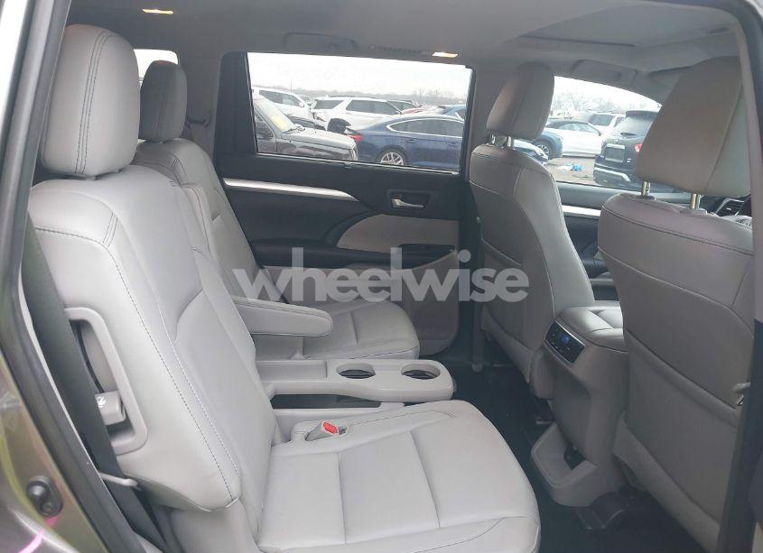 Photo 8 of 2015 Toyota Highlander XLE V6 (VIN 5TDKKRFHXFS090431)