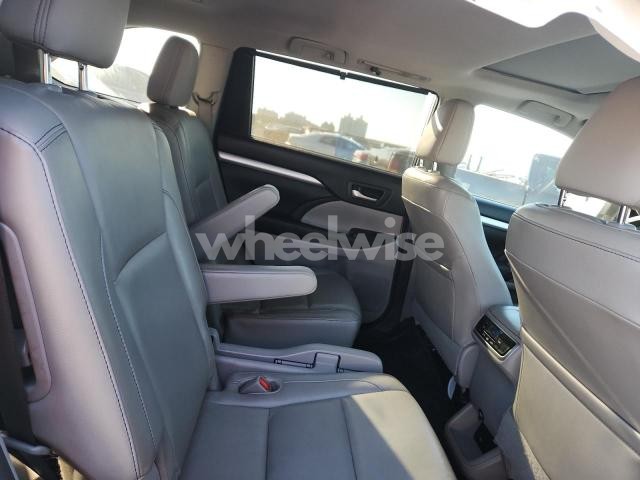 Photo 13 of 2016 TOYOTA HIGHLANDER XLE (VIN 5TDKKRFHXGS146014)