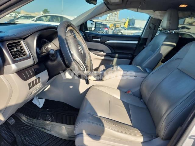 Photo 9 of 2016 TOYOTA HIGHLANDER XLE (VIN 5TDKKRFHXGS146014)