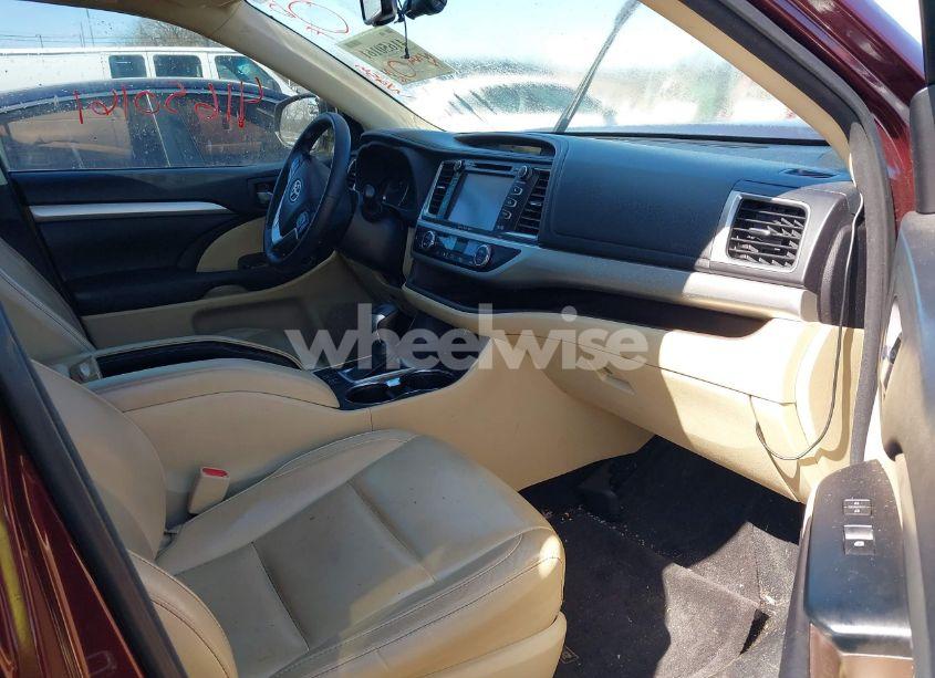 Photo 5 of 2016 Toyota Highlander XLE V6 (VIN 5TDKKRFHXGS176307)