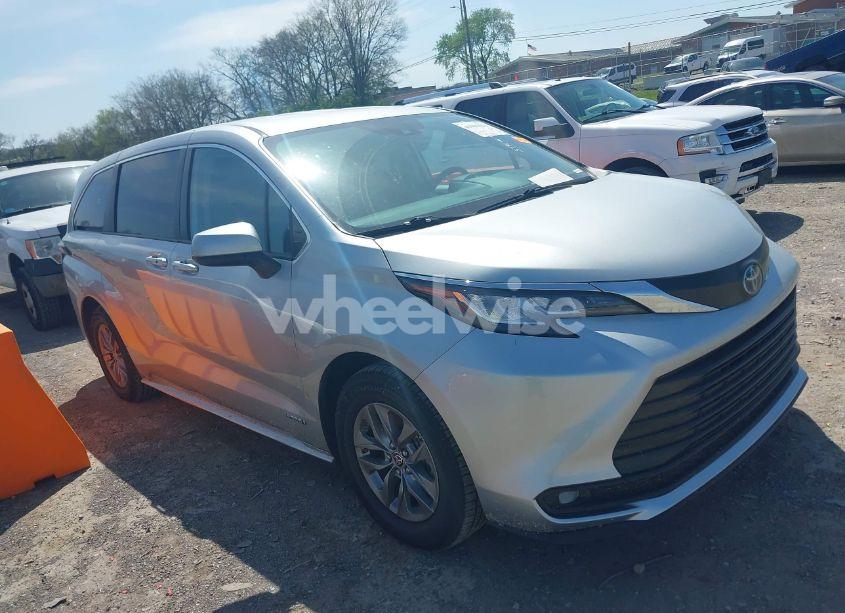 2021 Toyota Sienna LE (VIN 5TDKRKEC0MS028137) main photo