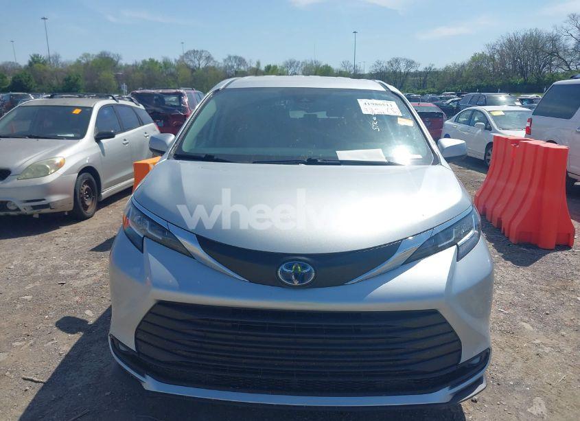 Photo 12 of 2021 Toyota Sienna LE (VIN 5TDKRKEC0MS028137)