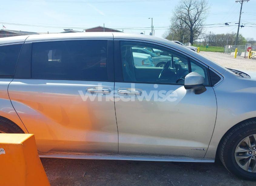 Photo 13 of 2021 Toyota Sienna LE (VIN 5TDKRKEC0MS028137)