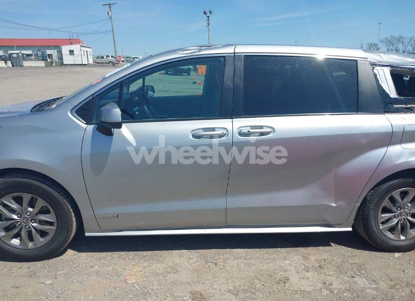 Photo 14 of 2021 Toyota Sienna LE (VIN 5TDKRKEC0MS028137)