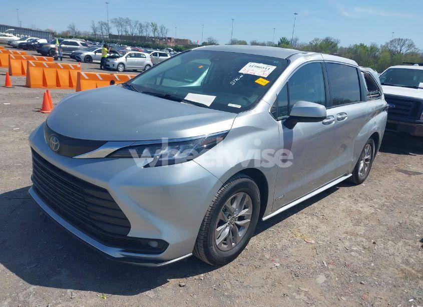 Photo 2 of 2021 Toyota Sienna LE (VIN 5TDKRKEC0MS028137)